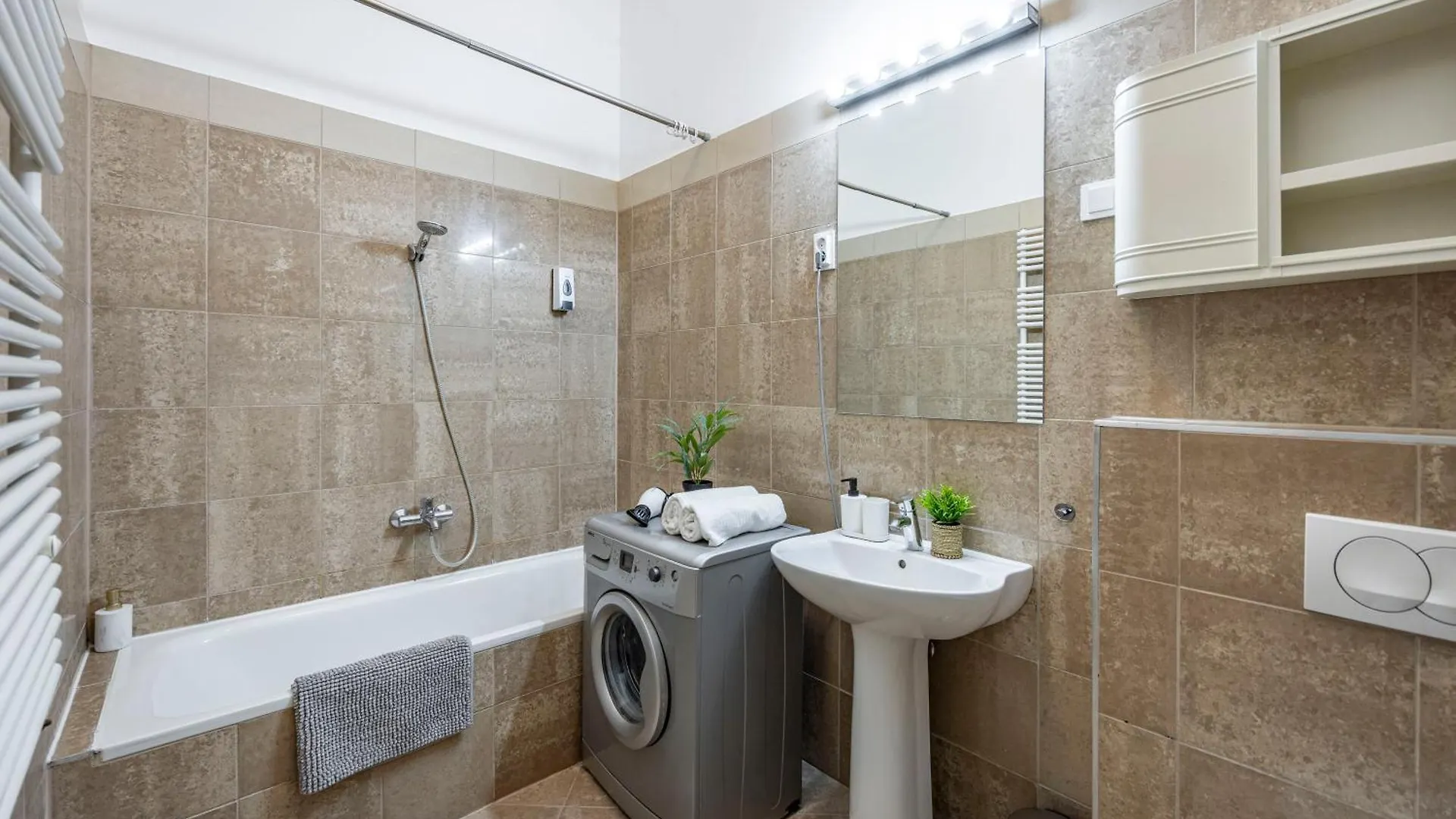 Central Deluxe Gozsdu Court Apartment Budapeşte 0*,  Macaristan